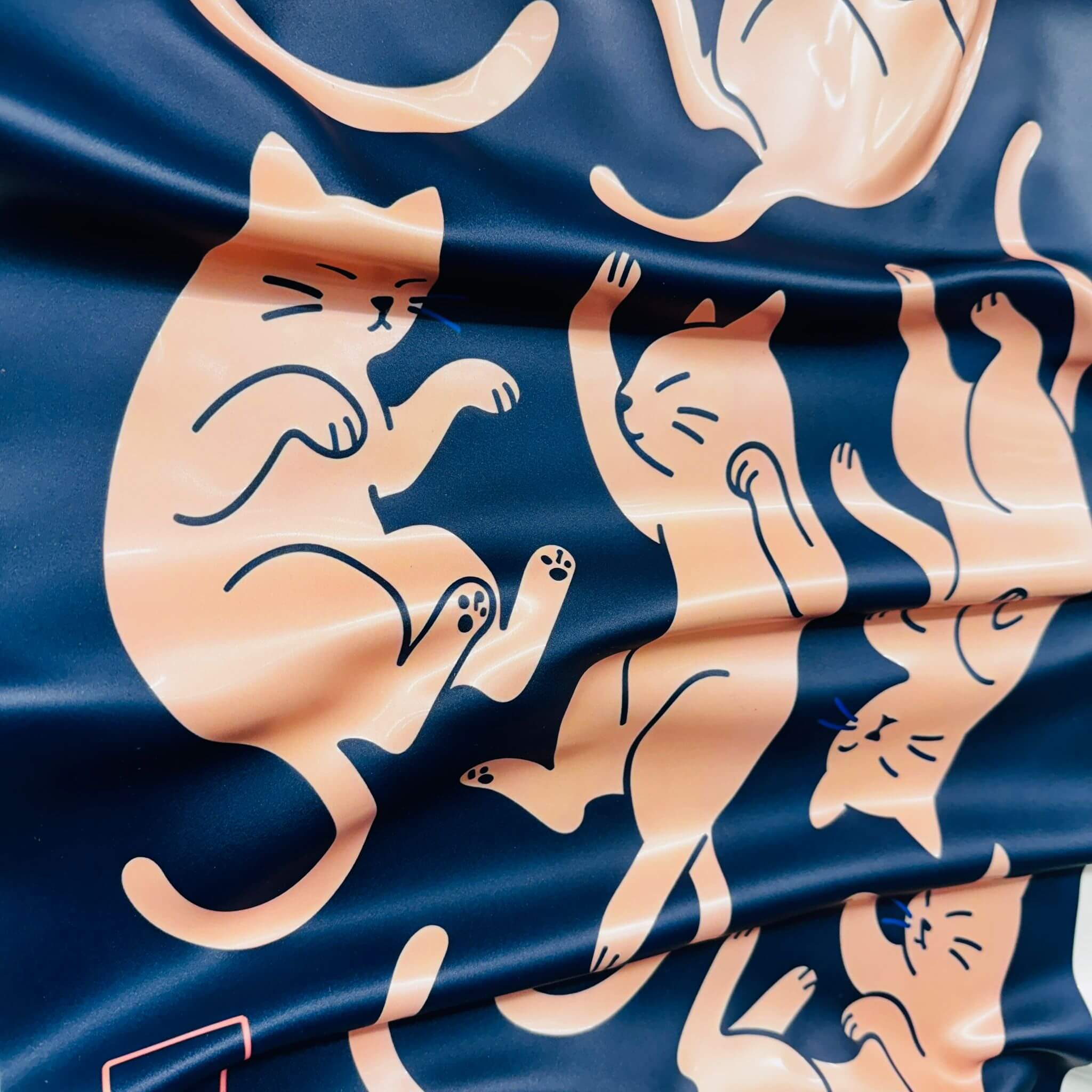 Zerknittertes Bild - Pokémon-Karte "Pikachu"