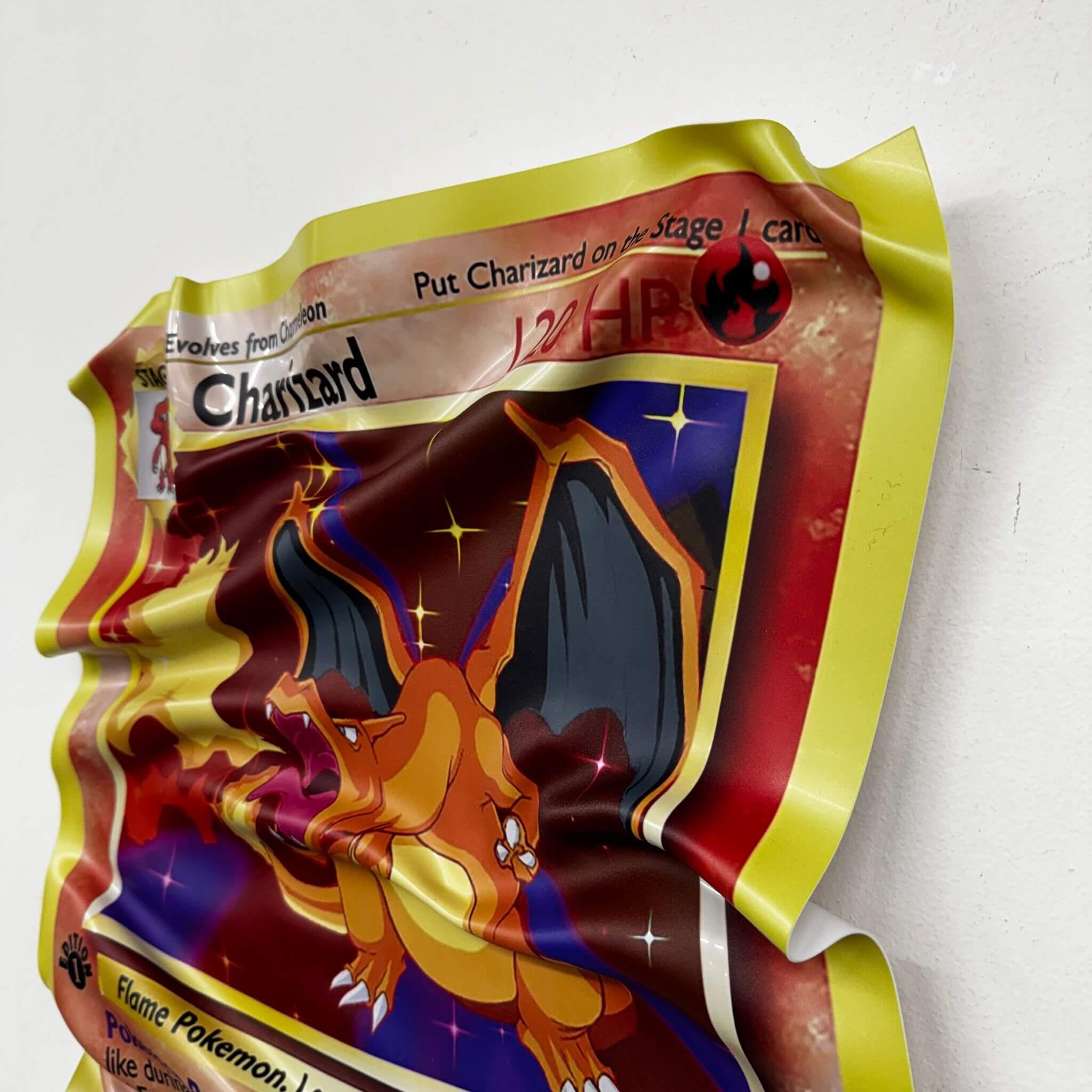 Tableau froissé – Carte Pokémon Dracaufeu (Charizard)