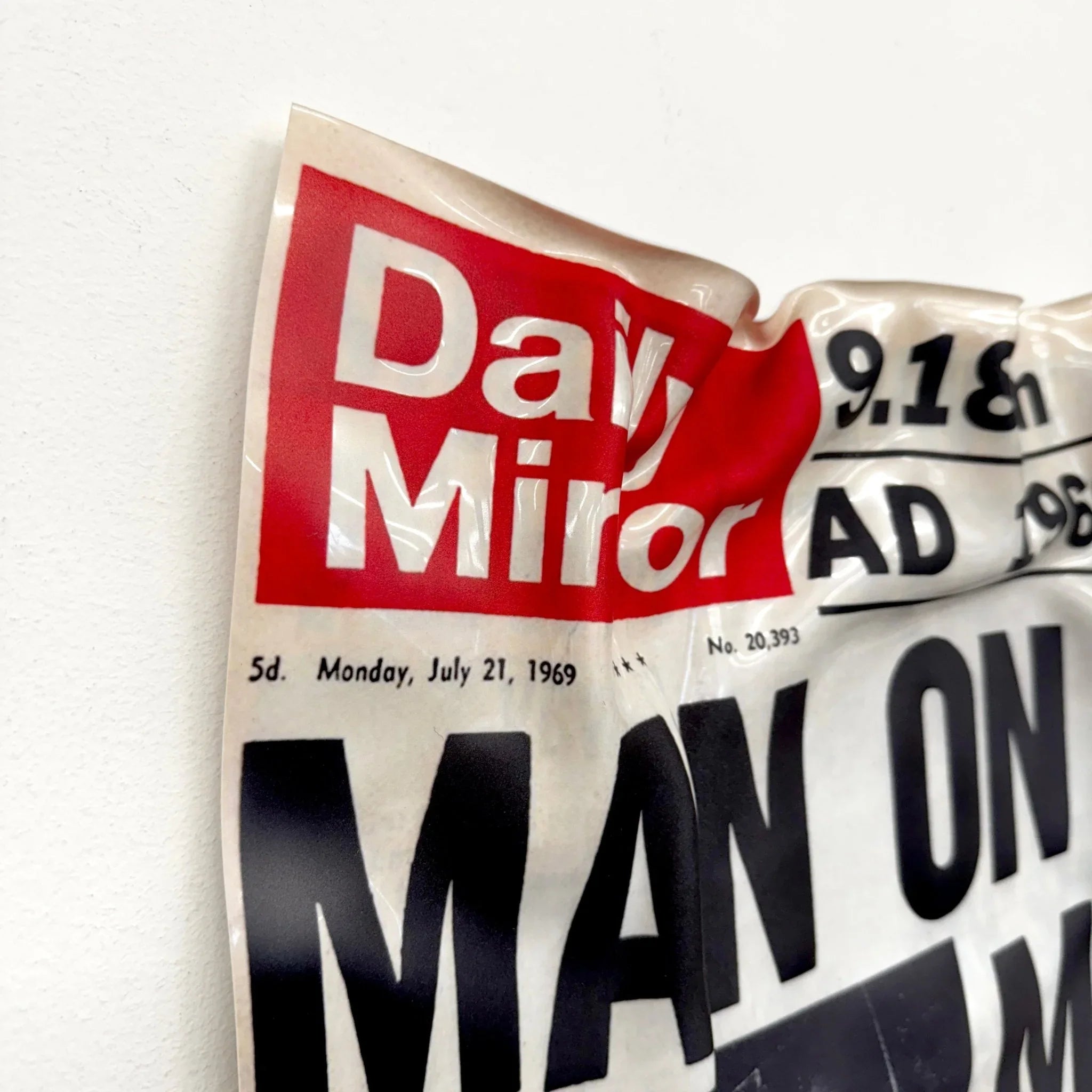 Tableau froissé - L’Homme sur la Lune "Daily Mirror 1969" - Luxartis