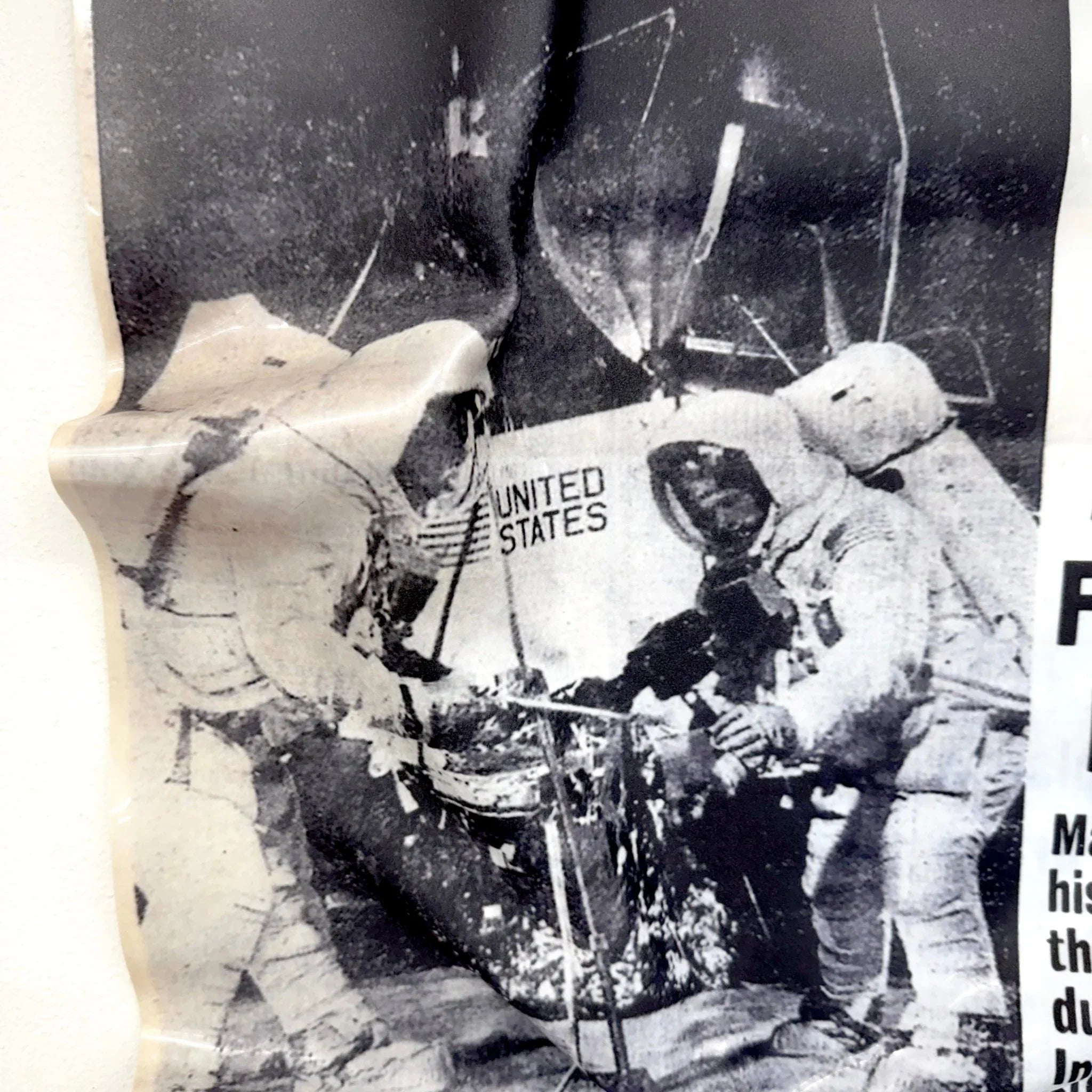 Tableau froissé - L’Homme sur la Lune "Daily Mirror 1969" - Luxartis