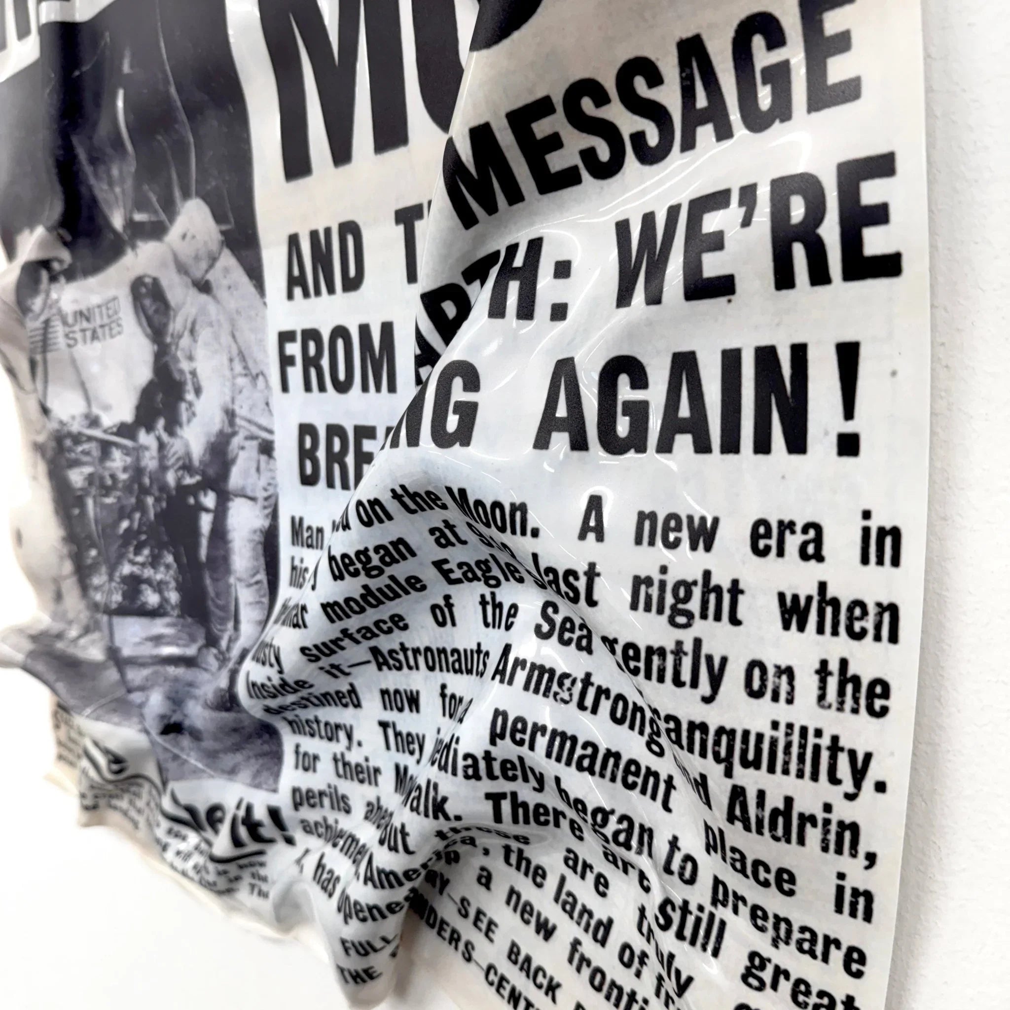 Tableau froissé - L’Homme sur la Lune "Daily Mirror 1969" - Luxartis