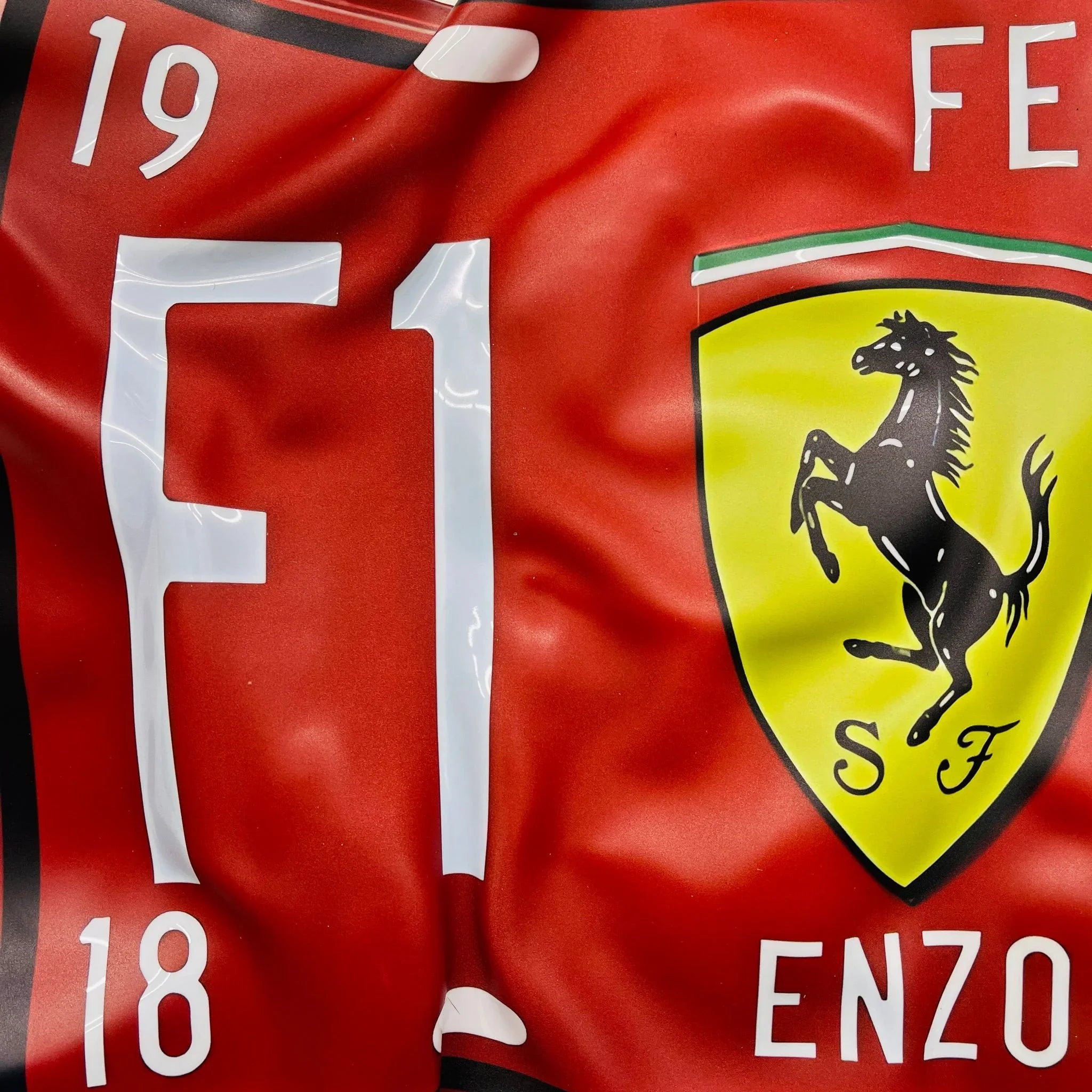 Tableau froissé - Plaque Ferrari - Luxartis