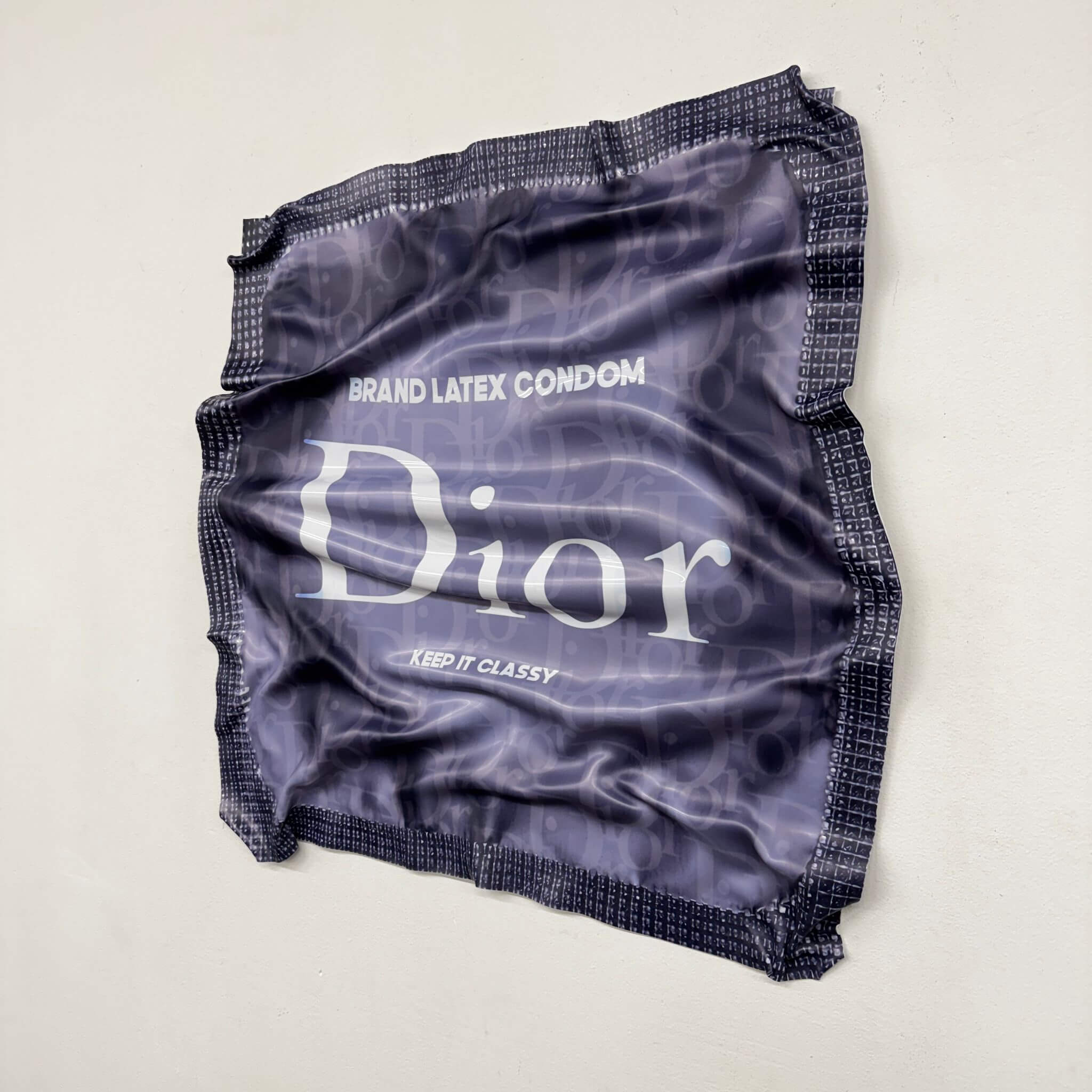 Tableau froissé – Dior Keep It Classy