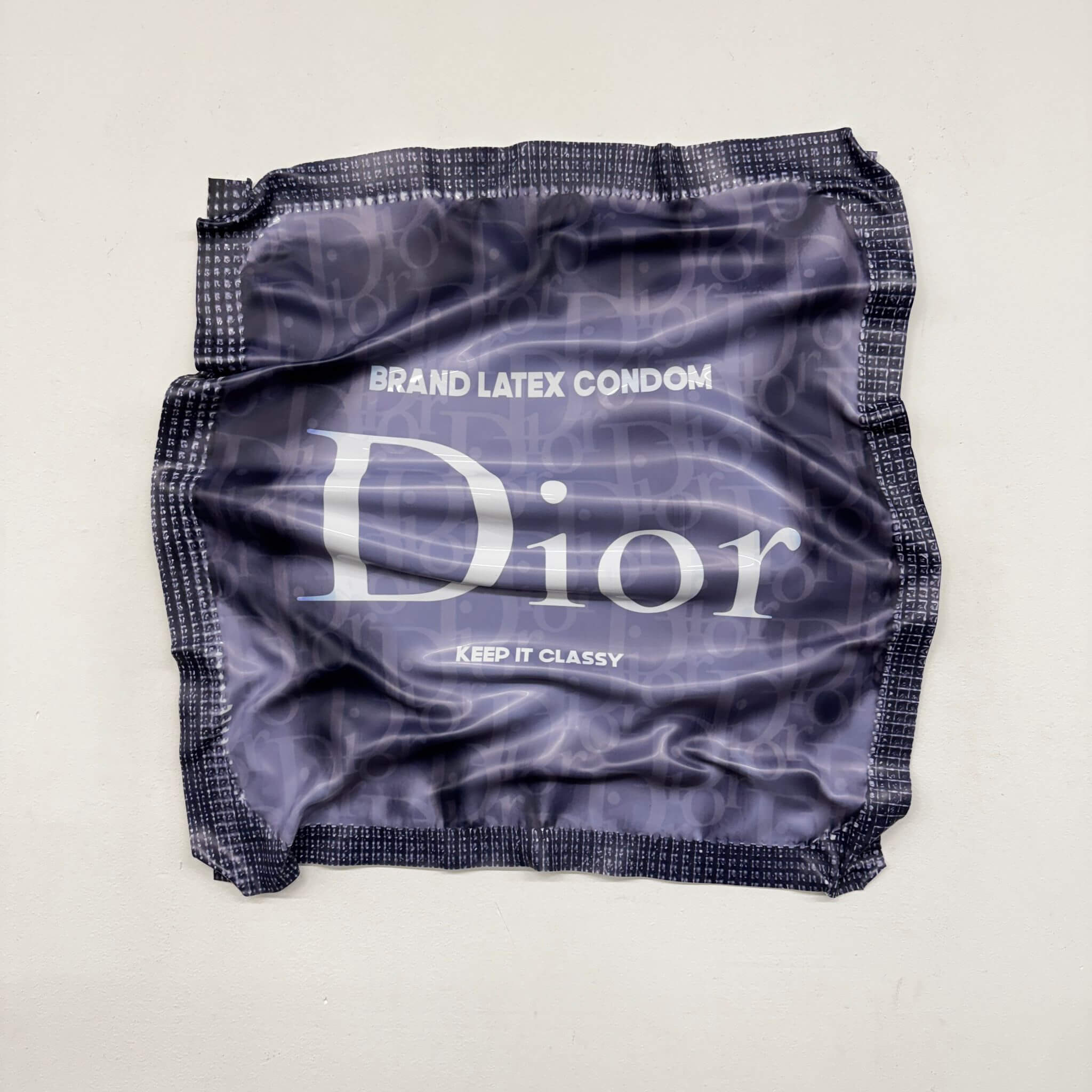 Tableau froissé – Dior Keep It Classy