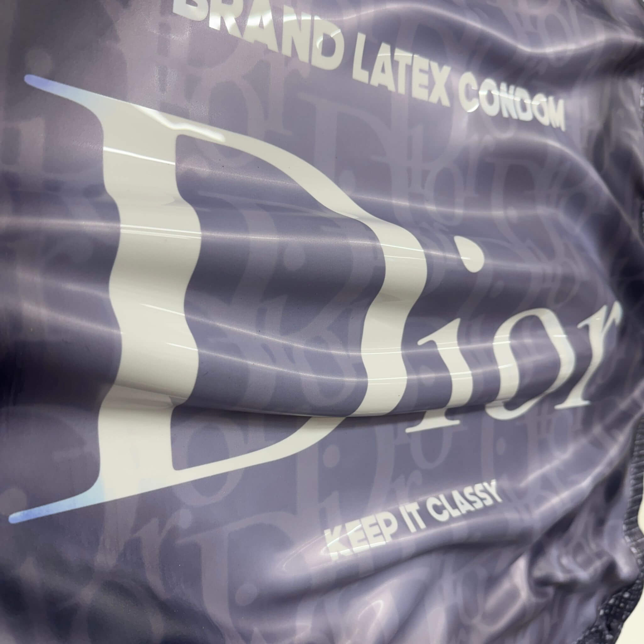 Tableau froissé – Dior Keep It Classy