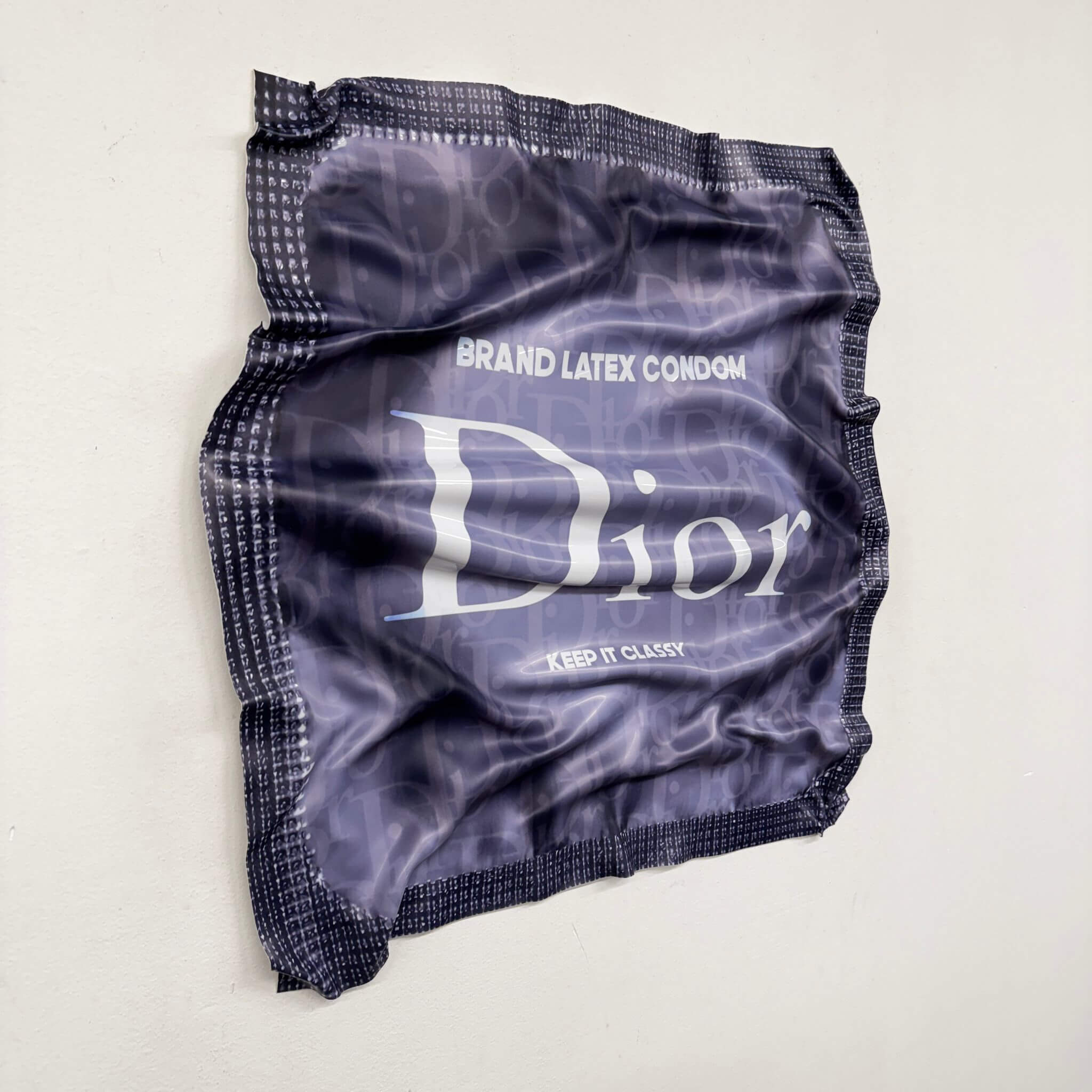 Tableau froissé – Dior Keep It Classy