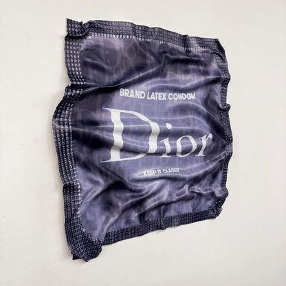 Tableau froissé – Dior Keep It Classy