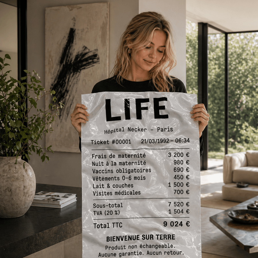 Œuvre Luxartis « LIFE » — ticket de naissance personnalisé tenu à la main