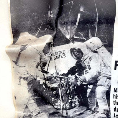 Tableau froissé - L’Homme sur la Lune "Daily Mirror 1969" - Luxartis